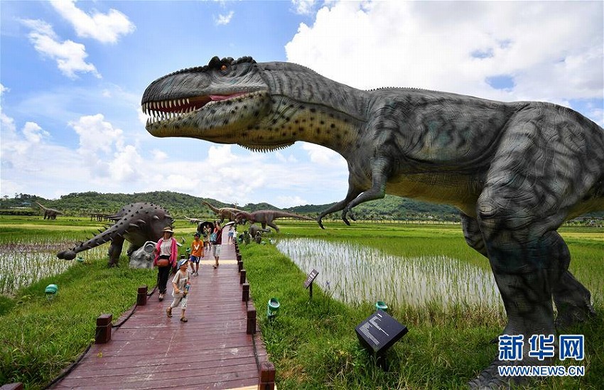 家族旅行ピークを迎えた海南省三亜市