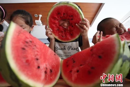 スイカを食べて「立秋」祝う子供たち　江蘇省