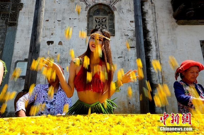 「大地の恵み」がビキニに変身！一風(fēng)変わったファッションショー　江西省