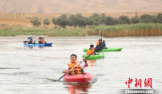 荒野のサバイバル！各國(guó)の青少年が砂漠キャンプに挑戦　甘粛省