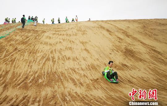 荒野のサバイバル！各國の青少年が砂漠キャンプに挑戦　甘粛省
