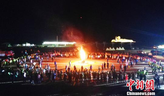 荒野のサバイバル！各國(guó)の青少年が砂漠キャンプに挑戦　甘粛省
