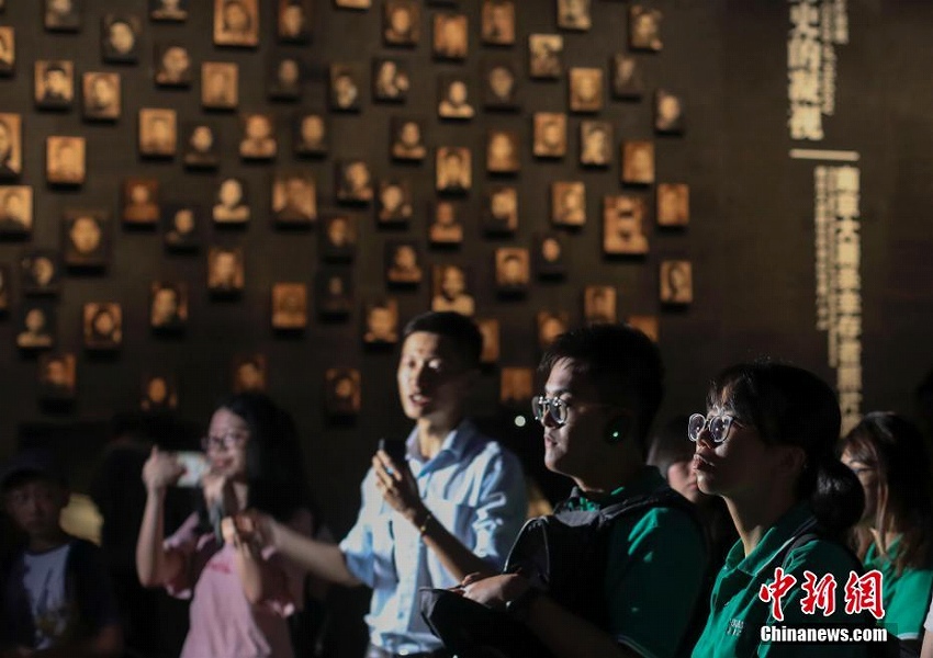 香港地區(qū)の大學(xué)生たちが南京大虐殺の犠牲者を追悼