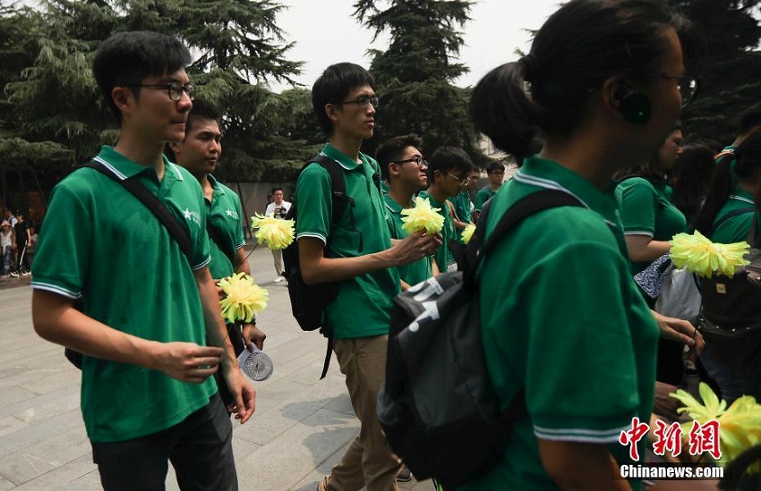 香港地區(qū)の大學(xué)生たちが南京大虐殺の犠牲者を追悼