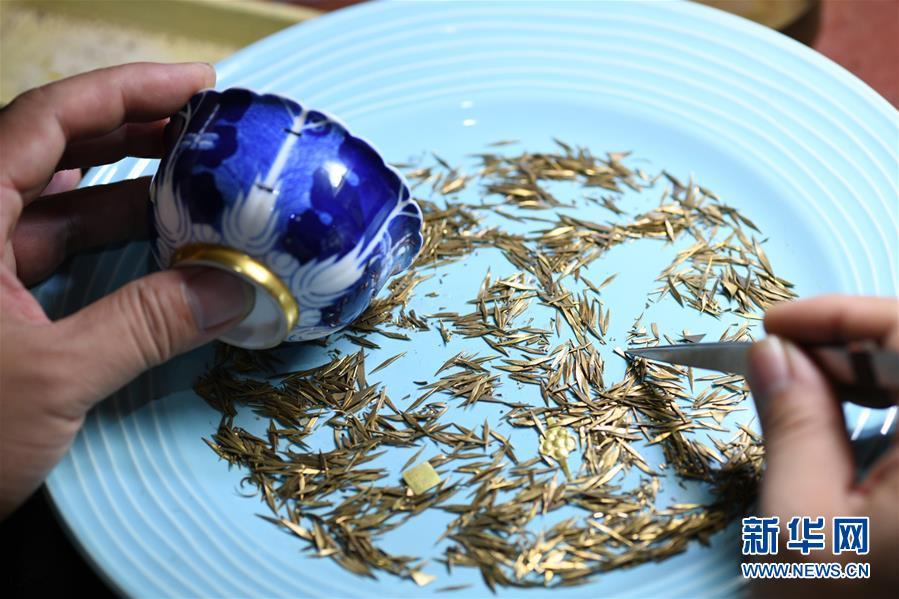 修復(fù)された美しさと面白みを追求　河北省無形文化遺産の陶磁器修復(fù)技術(shù)職人