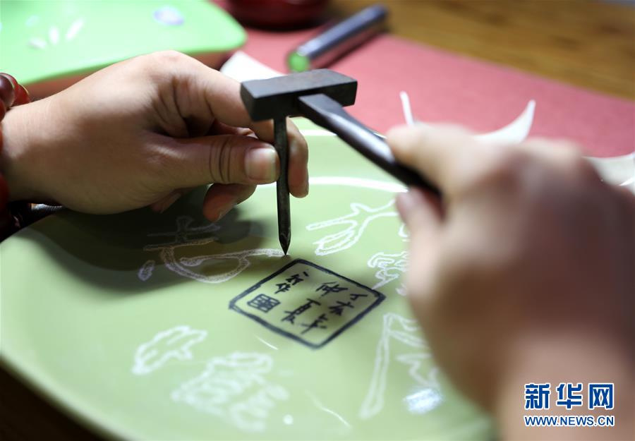 修復(fù)された美しさと面白みを追求　河北省無形文化遺産の陶磁器修復(fù)技術(shù)職人