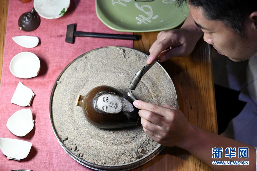 修復(fù)された美しさと面白みを追求　河北省無(wú)形文化遺産の陶磁器修復(fù)技術(shù)職人