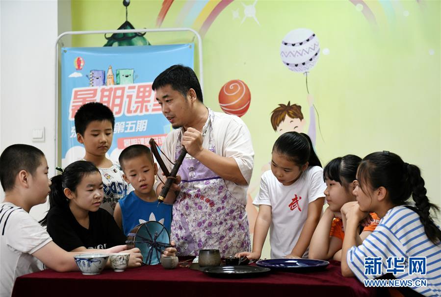 修復(fù)された美しさと面白みを追求　河北省無形文化遺産の陶磁器修復(fù)技術(shù)職人