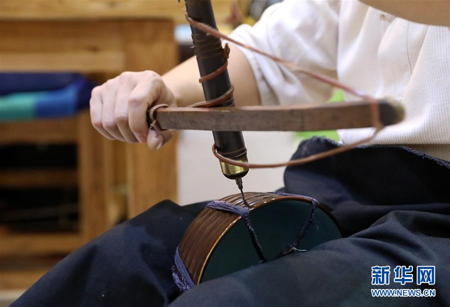 修復(fù)された美しさと面白みを追求　河北省無形文化遺産の陶磁器修復(fù)技術(shù)職人