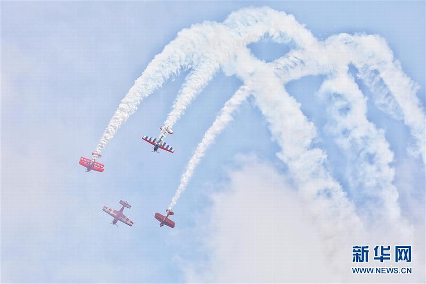 青空で華麗なパフォーマンス　2018年貴州?安順黃果樹(shù)航空ショーコンテスト