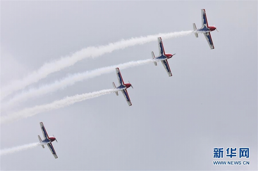 青空で華麗なパフォーマンス　2018年貴州?安順黃果樹(shù)航空ショーコンテスト