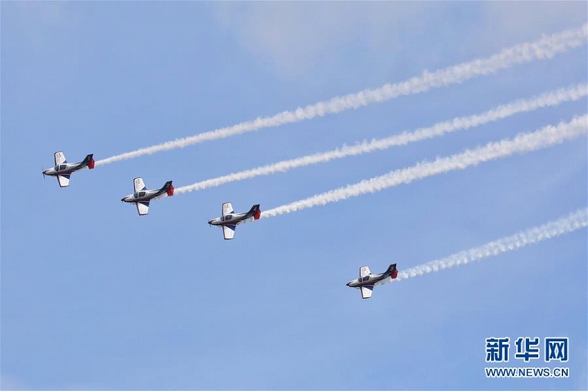 青空で華麗なパフォーマンス　2018年貴州?安順黃果樹航空ショーコンテスト
