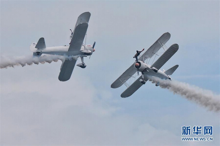 青空で華麗なパフォーマンス　2018年貴州?安順黃果樹航空ショーコンテスト