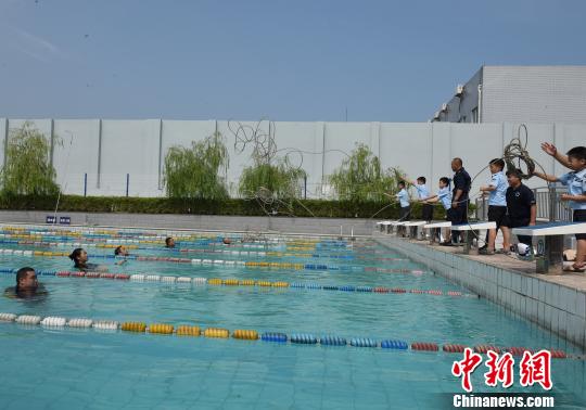 重慶市の小中高生100人、警察官訓(xùn)練基地で水難事故対策の知識(shí)學(xué)ぶ