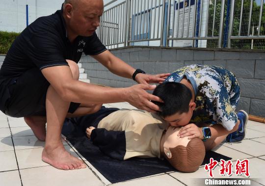 重慶市の小中高生100人、警察官訓(xùn)練基地で水難事故対策の知識(shí)學(xué)ぶ