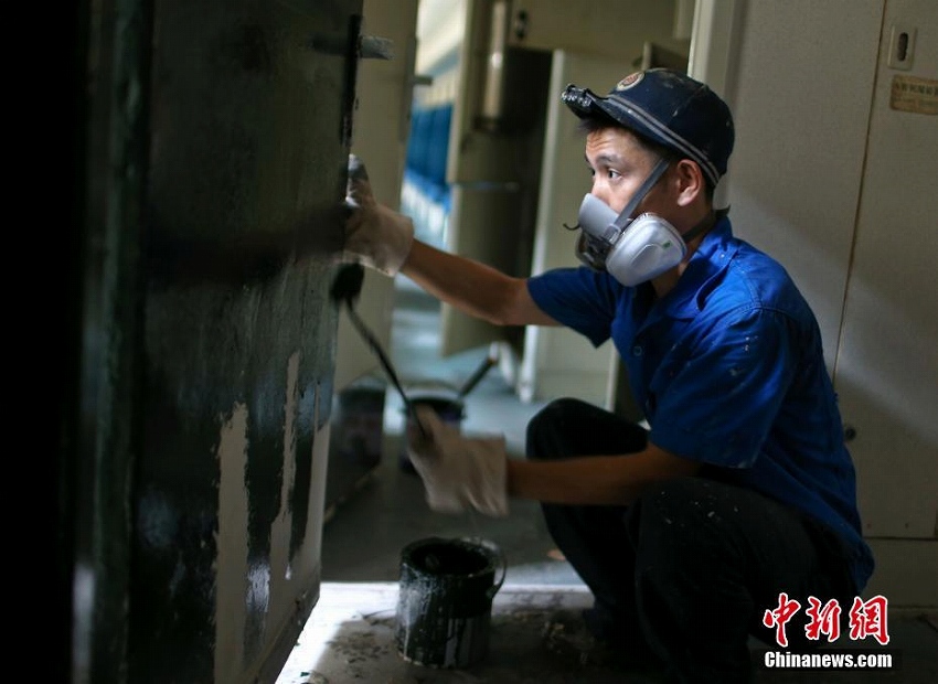 猛暑の中、刷毛を手に列車(chē)をリニューアルする「美容師」たち