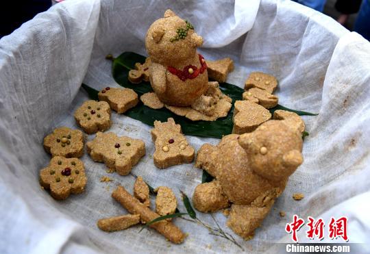 大陸部と臺灣地區(qū)の大學(xué)生たちがパンダに可愛らしい「エサ」を手作り