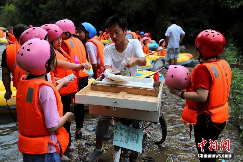 アイス売りで學(xué)費(fèi)を稼ぐ高校生、大學(xué)に合格