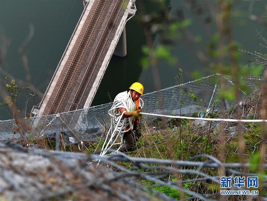 落石の危険性を取り除くため、斷崖にぶら下がり働く「外科醫(yī)」たち