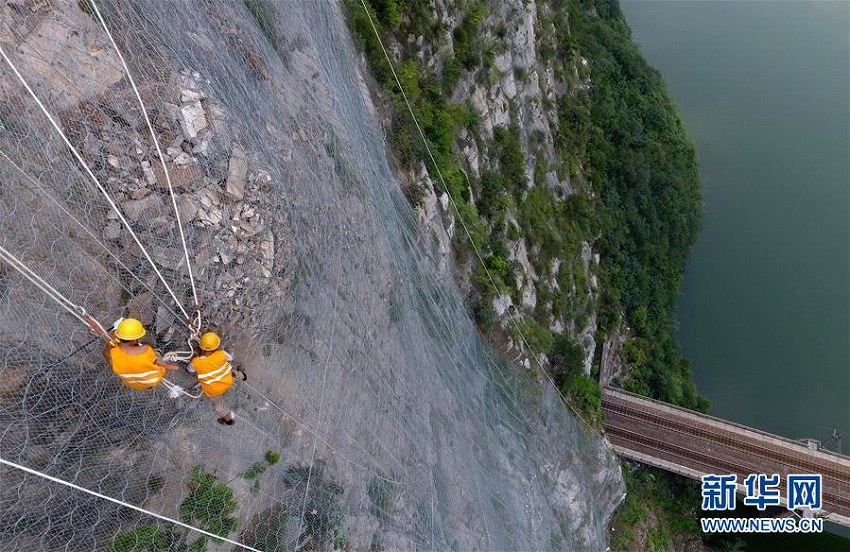 落石の危険性を取り除くため、斷崖にぶら下がり働く「外科醫(yī)」たち
