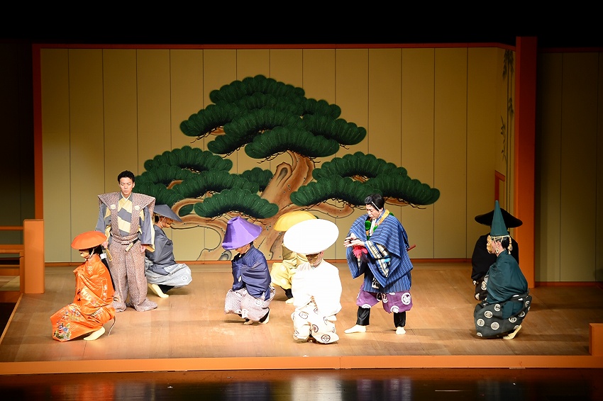 古くて新しい狂言、時(shí)代と國境をも超えた笑い　野村萬作?萬斎北京公演