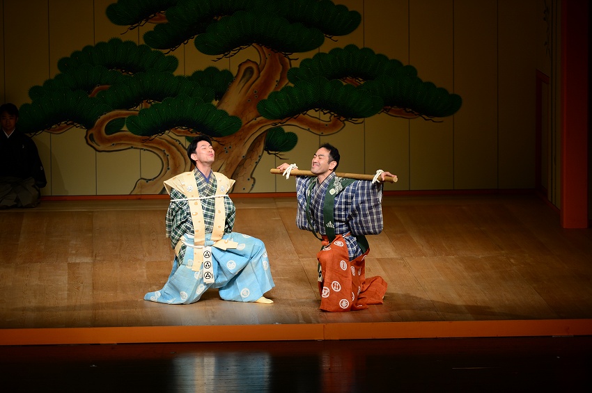 古くて新しい狂言、時(shí)代と國(guó)境をも超えた笑い　野村萬(wàn)作?萬(wàn)斎北京公演