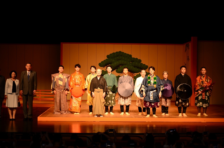 古くて新しい狂言、時(shí)代と國境をも超えた笑い　野村萬作?萬斎北京公演