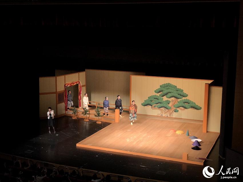 古くて新しい狂言、時(shí)代と國(guó)境をも超えた笑い　野村萬作?萬斎北京公演