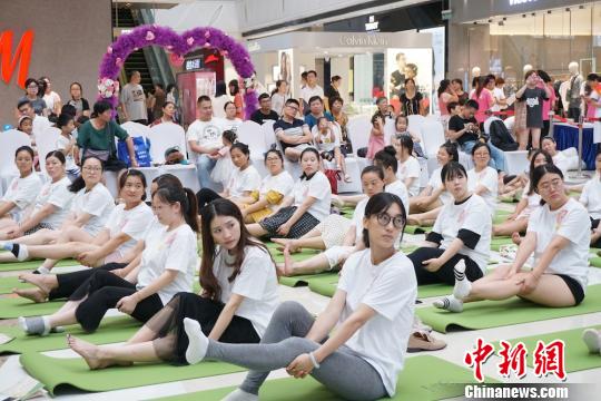 健康的な妊婦ライフ目指し、妊婦約100人がヨガ講座に參加　江蘇省