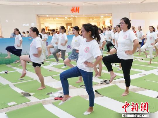 健康的な妊婦ライフ目指し、妊婦約100人がヨガ講座に參加　江蘇省