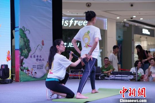 健康的な妊婦ライフ目指し、妊婦約100人がヨガ講座に參加　江蘇省