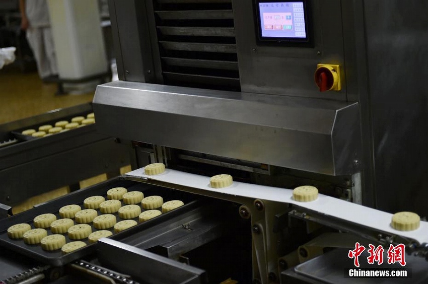 中國(guó)の老舗菓子メーカー稲香村が中秋節(jié)の月餅生産開始