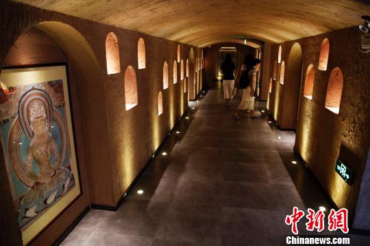 敦煌の「蔵経洞」風(fēng)インテリアの「読者書店」が話題に　上海市