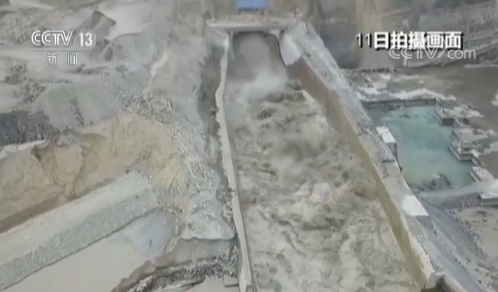 カラコルムで融雪洪水が突然発生し、西湖3つ分の水が氾濫