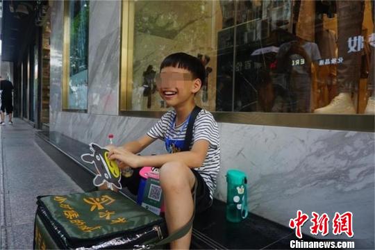 街頭でアイスを売り歩く9歳男児、両親は「何でも経験させたいから」