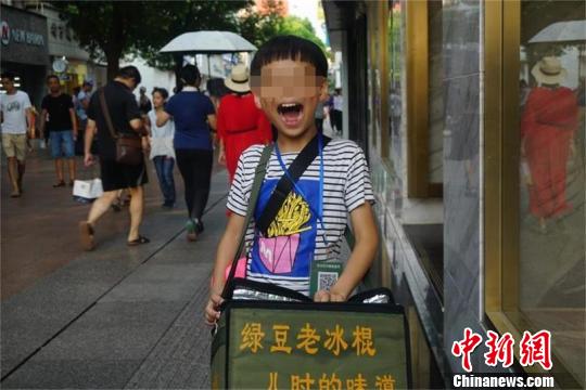 街頭でアイスを売り歩く9歳男児、両親は「何でも経験させたいから」