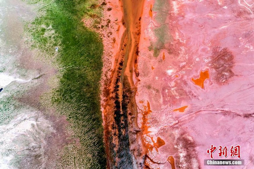 大地に広がるパレットのようなカラフルな絶景　空から見た阿拉克湖