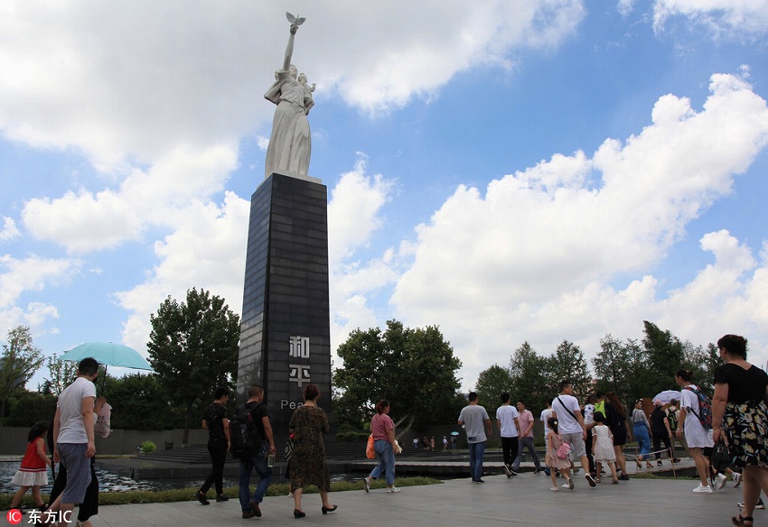 日本の73回目の敗戦記念日を翌日に控え南京大虐殺の犠牲者追悼する市民
