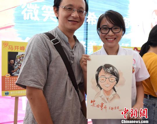 初の「中國(guó)醫(yī)師節(jié)」に入院患者たちの似顔絵描く　重慶市