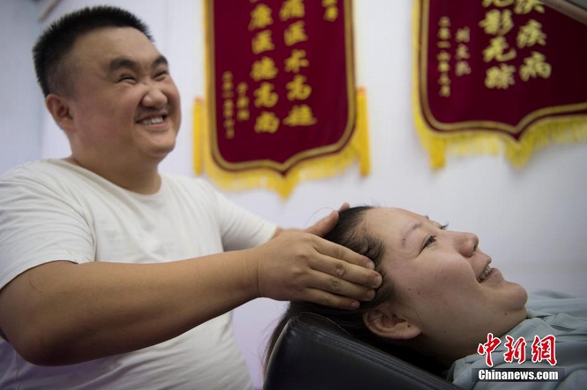 障がい者同士の夫婦に生まれた赤ちゃんが生後100日迎える　山西省