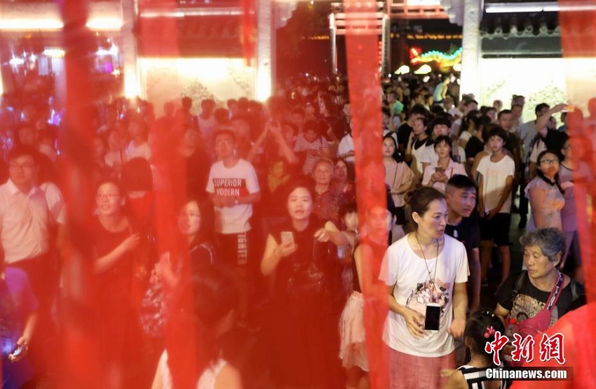 そよ風(fēng)吹く宵闇に夫子廟景勝地のそぞろ歩きが大人気　江蘇省南京市