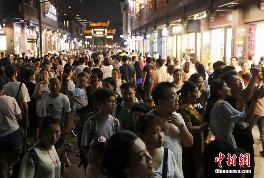 そよ風吹く宵闇に夫子廟景勝地のそぞろ歩きが大人気　江蘇省南京市