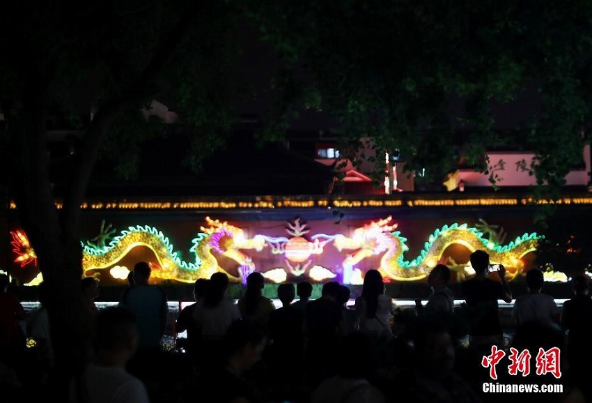 そよ風(fēng)吹く宵闇に夫子廟景勝地のそぞろ歩きが大人気　江蘇省南京市