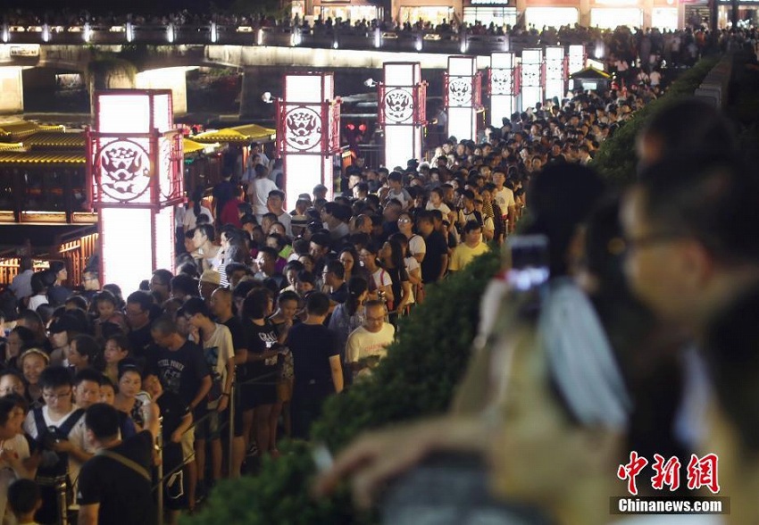 そよ風(fēng)吹く宵闇に夫子廟景勝地のそぞろ歩きが大人気　江蘇省南京市