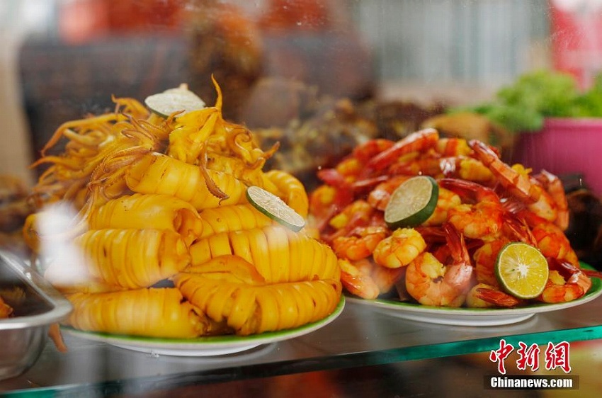 300円でお腹いっぱいに　アジア競(jìng)技大會(huì)ジャカルタ會(huì)場(chǎng)のグルメ街