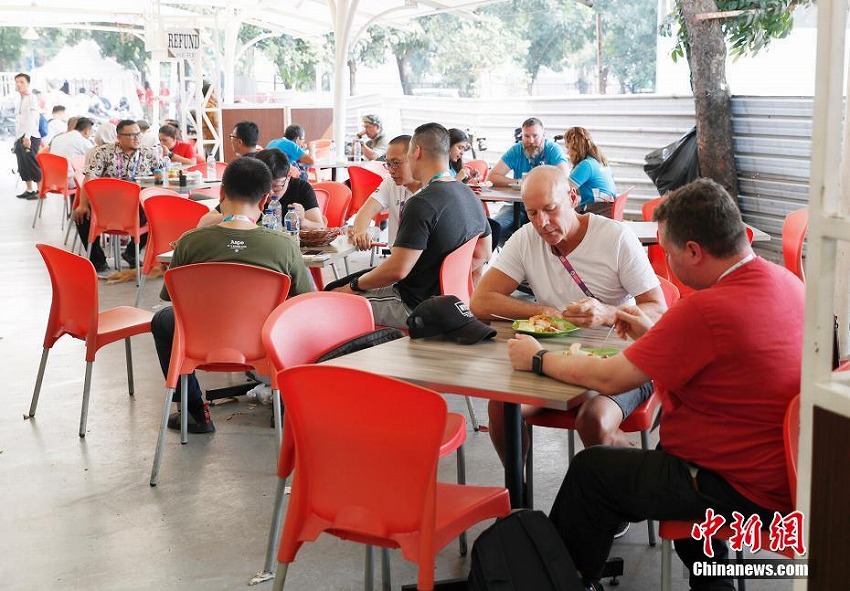 300円でお腹いっぱいに　アジア競(jìng)技大會(huì)ジャカルタ會(huì)場(chǎng)のグルメ街