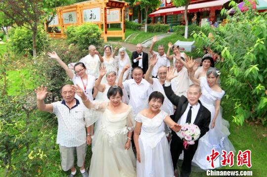 老夫婦12組、ウエディングフォト撮影でロマンチックな七夕を　四川省