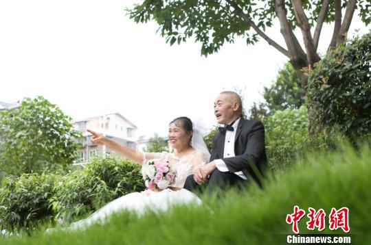 老夫婦12組、ウエディングフォト撮影でロマンチックな七夕を　四川省