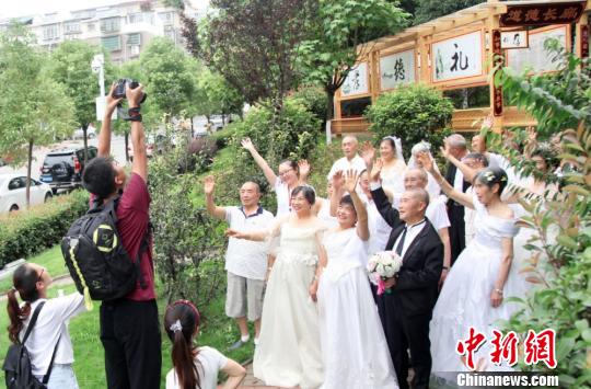 老夫婦12組、ウエディングフォト撮影でロマンチックな七夕を　四川省