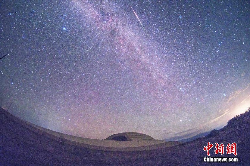 想像絶する美しさ！ツァイダム盆地で撮影されたペルセウス座流星群